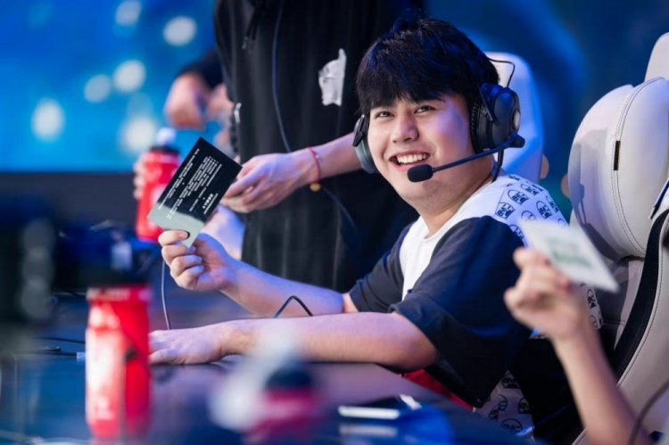 则展现了他 则展现了他