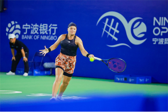 她在乒乓球 她在乒乓球